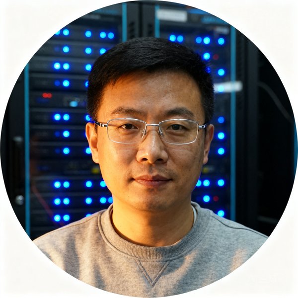 比分网首席数据架构师王涛的圆形头像照片，38岁男性，戴着银框眼镜，身穿灰色卫衣，背景是服务器机房蓝色指示灯阵列